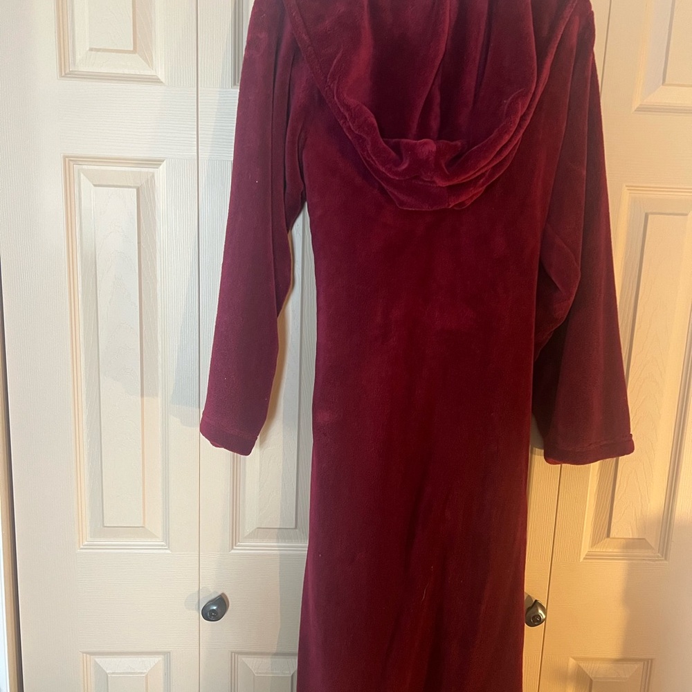 Bath & Body Works - Deep Cranberry Hooded Plush Robe - Tie Belt Closure - Picture 2 of 5